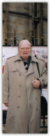 Pierre-Paul devant son panneau publicitaire - Mairie du XVI - janvier 2000